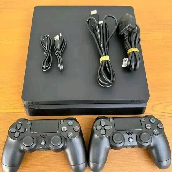 Console PS4 Slim avec manettes