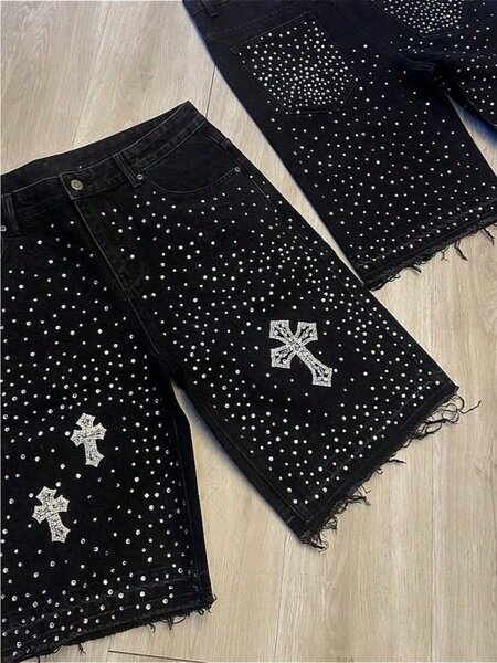 Jeans noirs brodés avec strass et croix