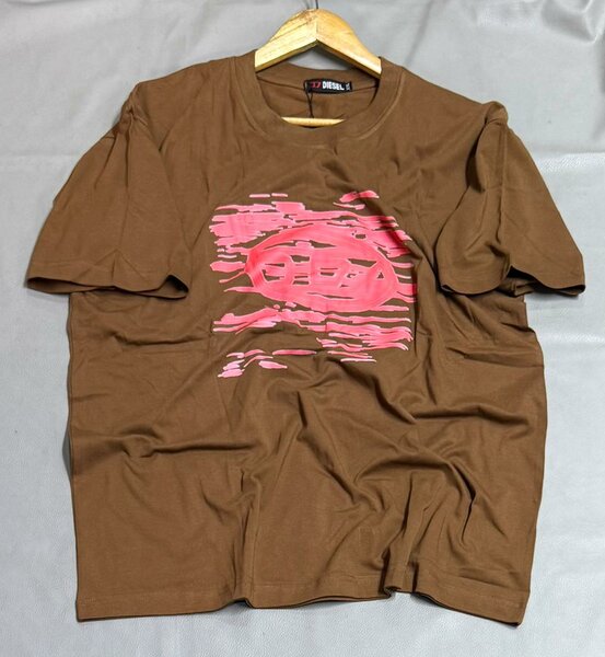 T-shirt marron avec design rose pour homme