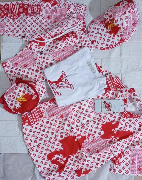 Ensemble vêtements imprimés colorés