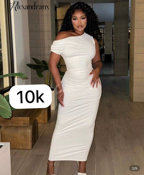 Robe élégante épaule nue