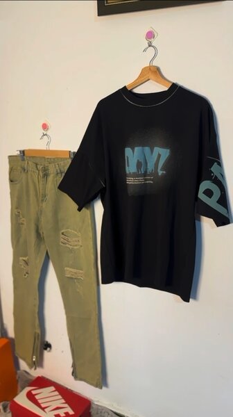 T-shirt noir tendance pour homme avec logo bleu