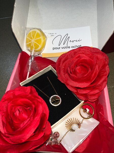 Coffret de bijoux et de roses
