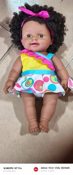 Poupée Baby noire robe colorée