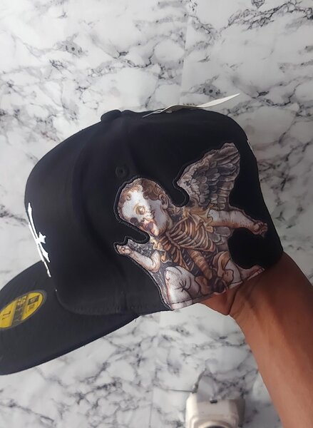 Casquette noire avec motifs