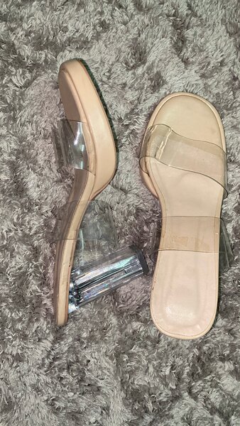 Sandales à talons en acrylique