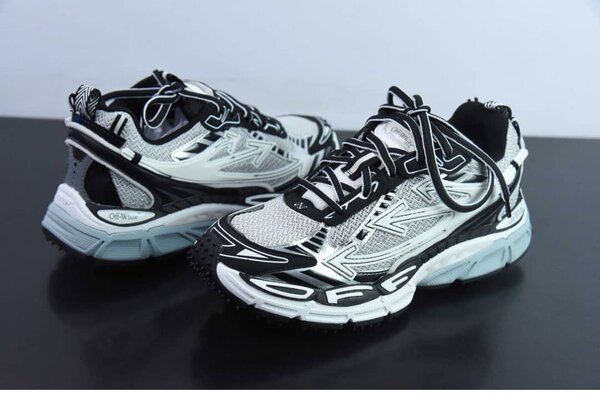 Baskets blanches et noires tendance