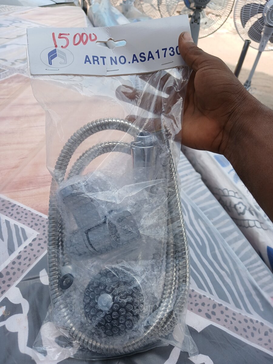 Pomme de douche en métal FADCO