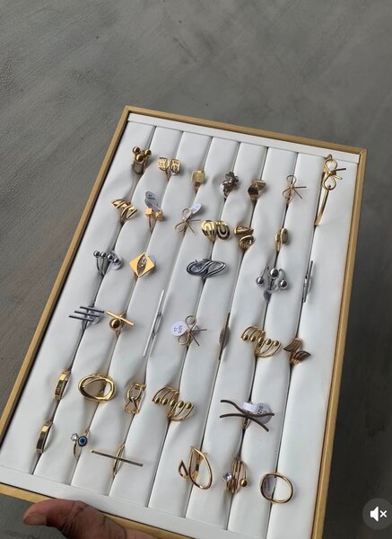 Broche en métal doré