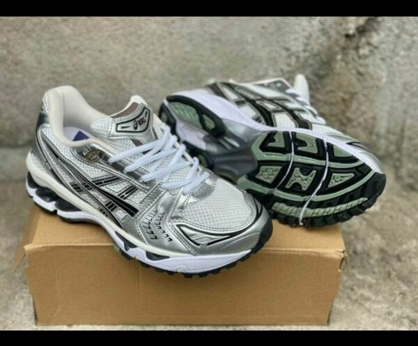 Chaussures de running argentées