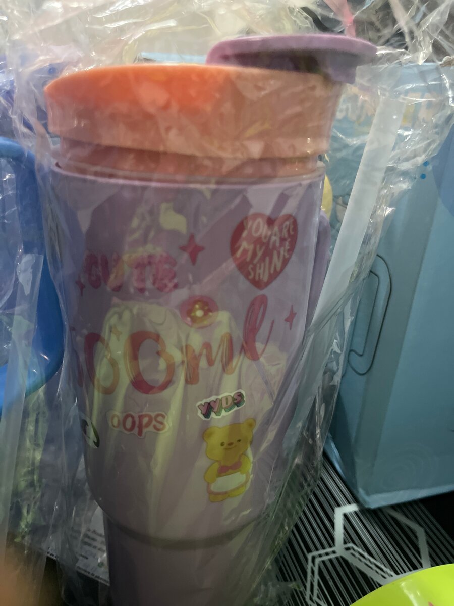 Bouteilles d'eau violettes mignonnes