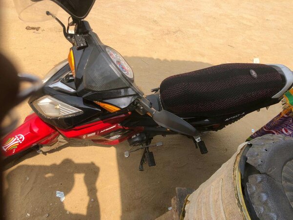 Moto rouge et noir en vente