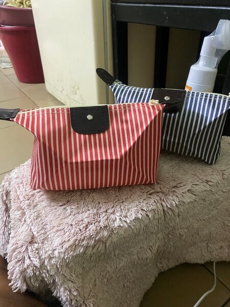 Trousse à rayures colorées