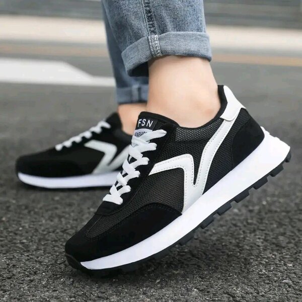 Chaussures de sport noires et blanches pour homme
