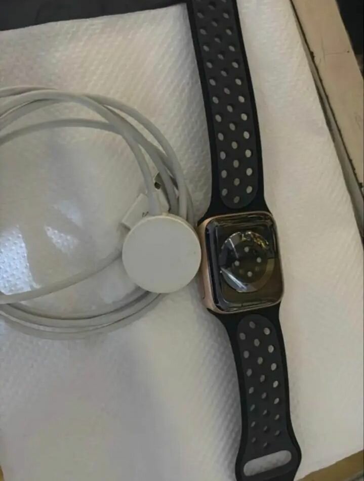 Montre Apple Watch avec bracelet noir