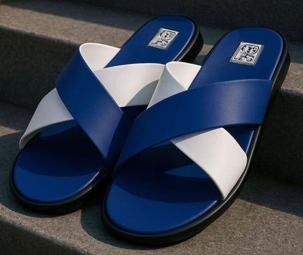 Sandales croisées bleues et blanches