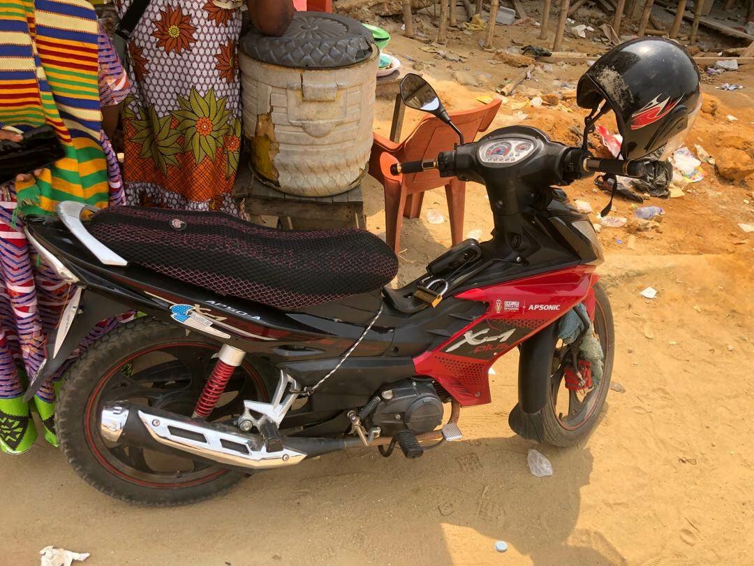 Moto rouge et noir en vente