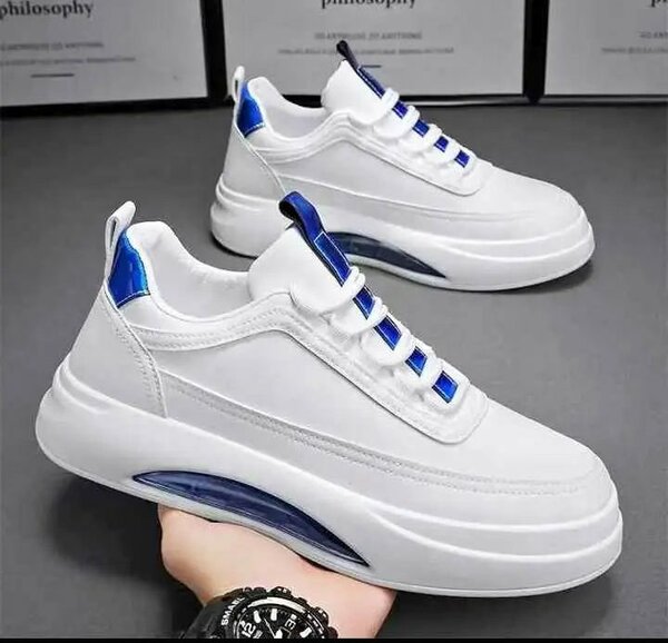 Chaussures de sport blanches avec accents bleus