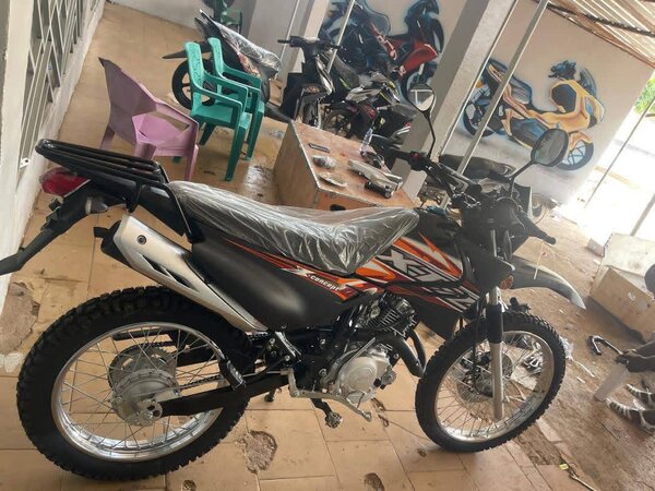 Moto tout-terrain noir et orange