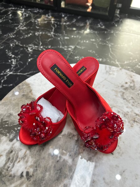 Sandales rouges fleuries