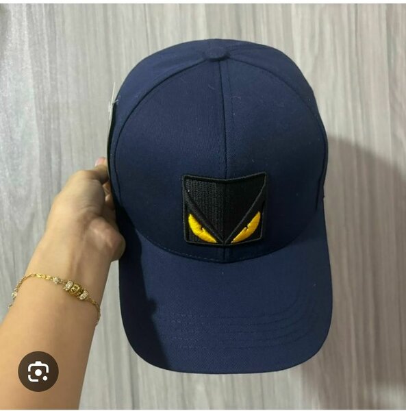 Casquette bleue avec logo