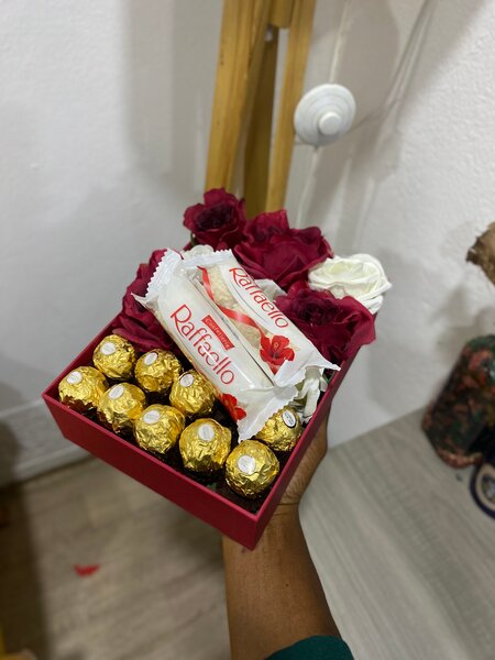 Coffret Cadeau Chocolats et Roses