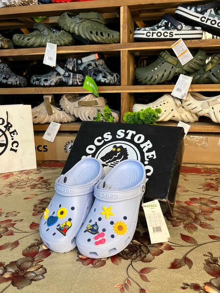 Crocs originaux avec décorations pour femme