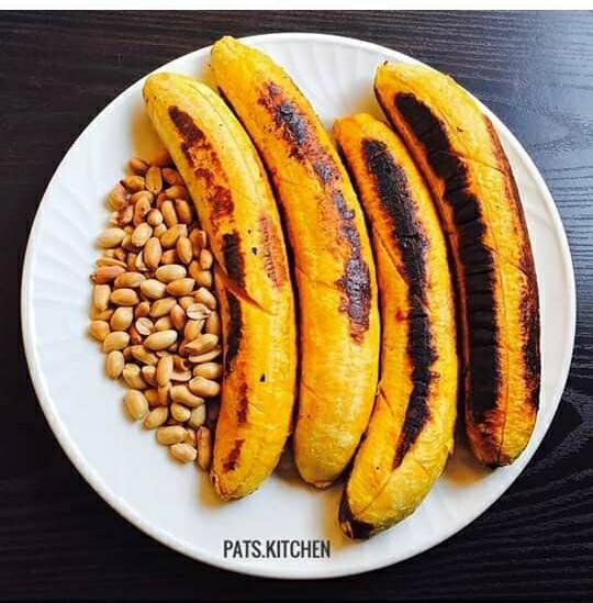 Plantains grillés et arachides