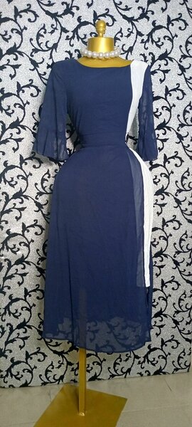 Robe mi-longue bleu marine élégante