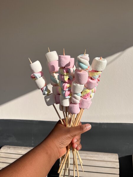 Brochettes de guimauve colorées