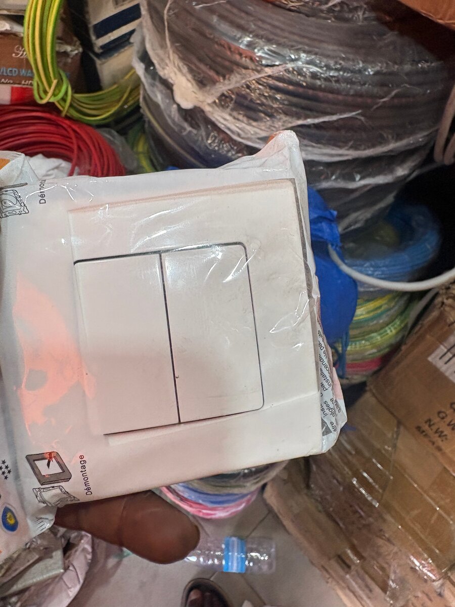 Interrupteur et Prise Murale Blanche