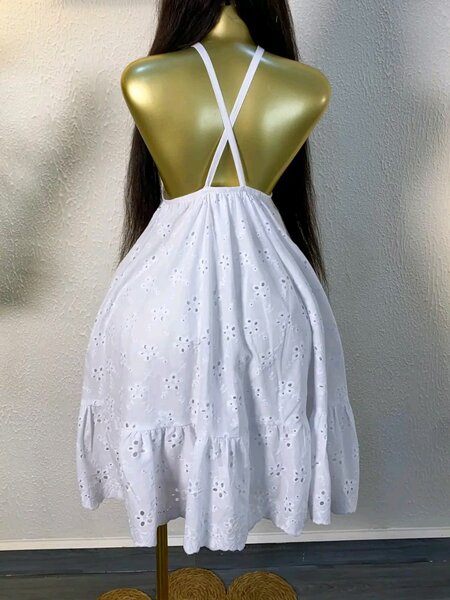 Robe blanche en broderie anglaise