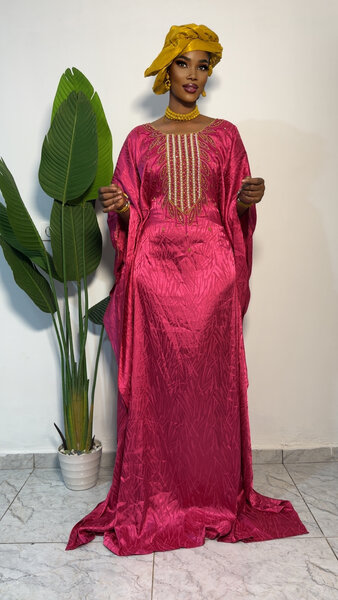 Robe élégante en soie perlé