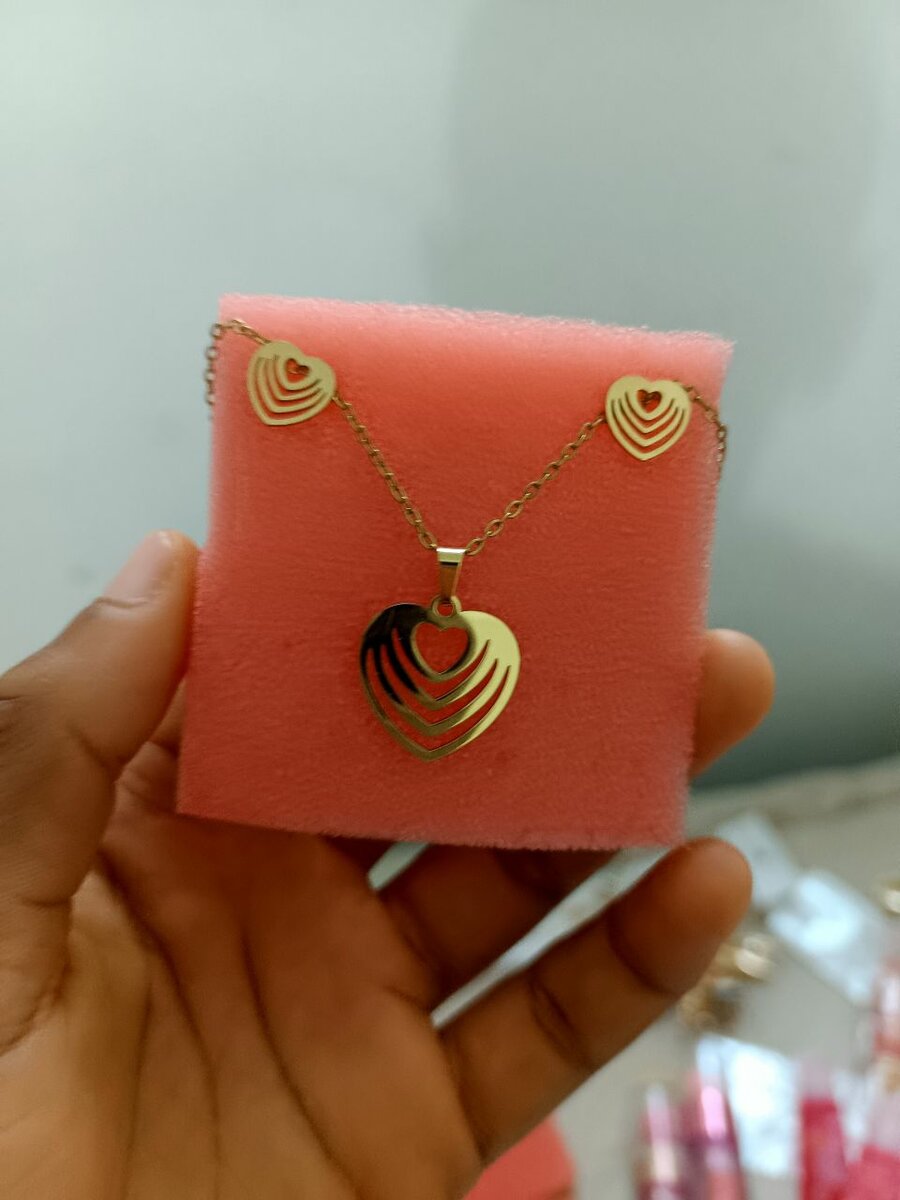 Ensemble collier et boucles d'oreilles doré