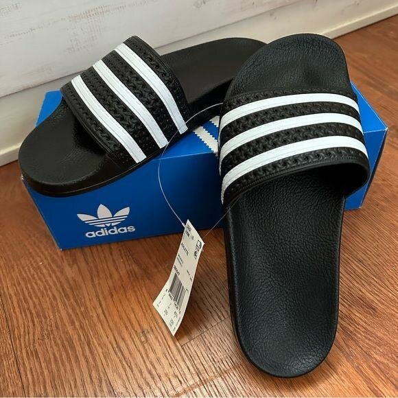 Claquettes Adidas à rayures