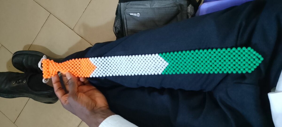 Cravate perles élégante