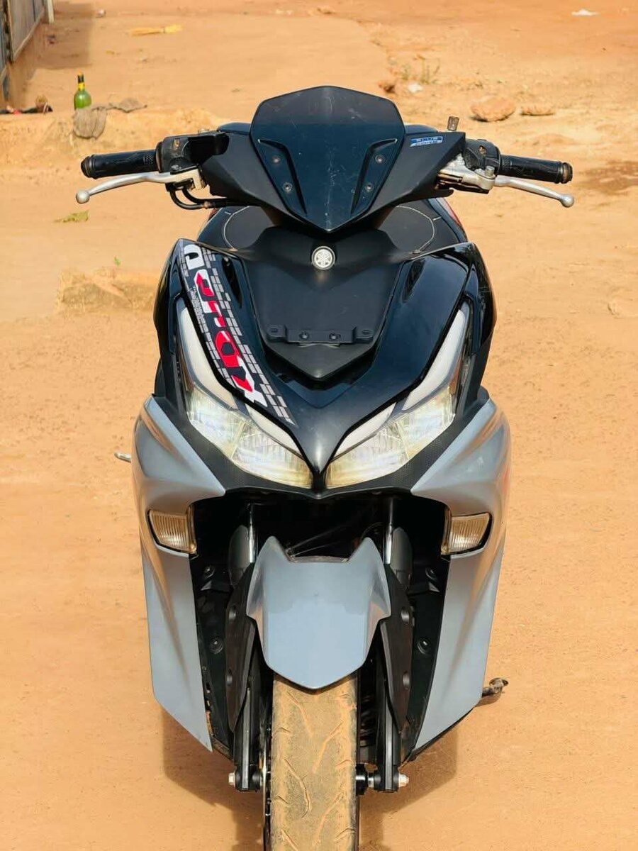 Scooter Yamaha noir et gris