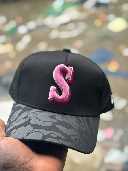 Casquette noire avec logo S