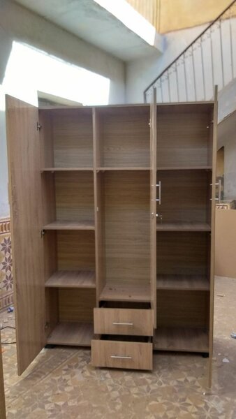 Armoire en bois avec étagères et tiroirs