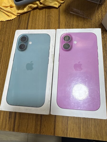 iPhone 15 duo: vert et rose