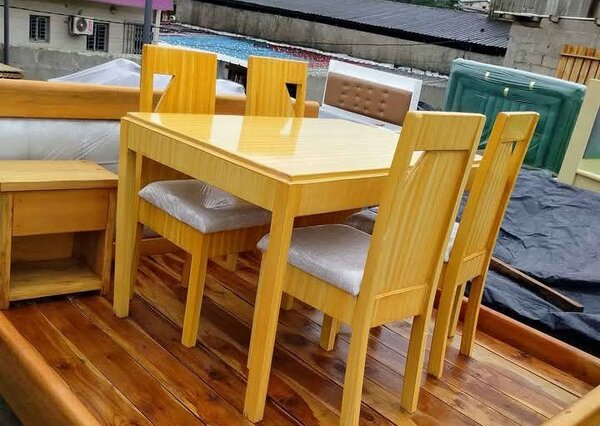 Ensemble Table et Chaises en Bois