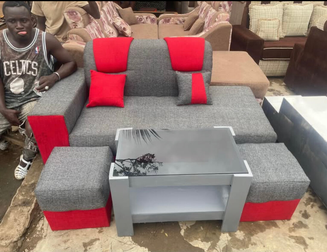 Canapé gris et rouge avec table basse