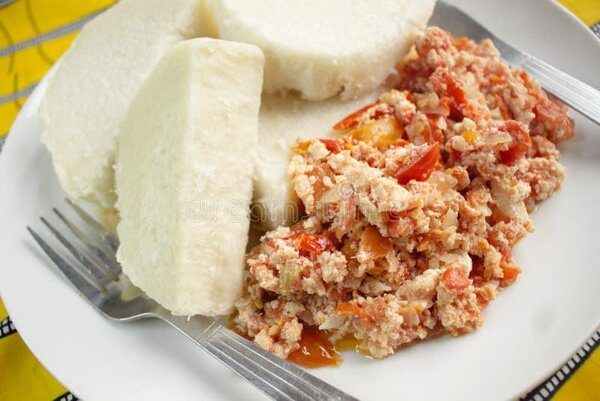 Igname bouille( oeufs/poisson)