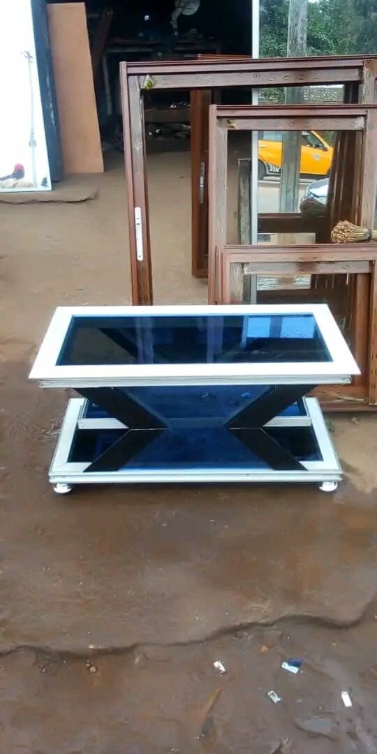 Table basse moderne en verre et métal