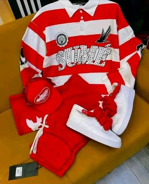 Tenue sportive rouge rayée