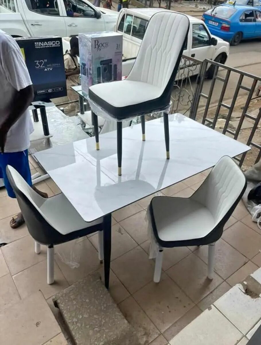 Table à manger moderne avec 4 chaises