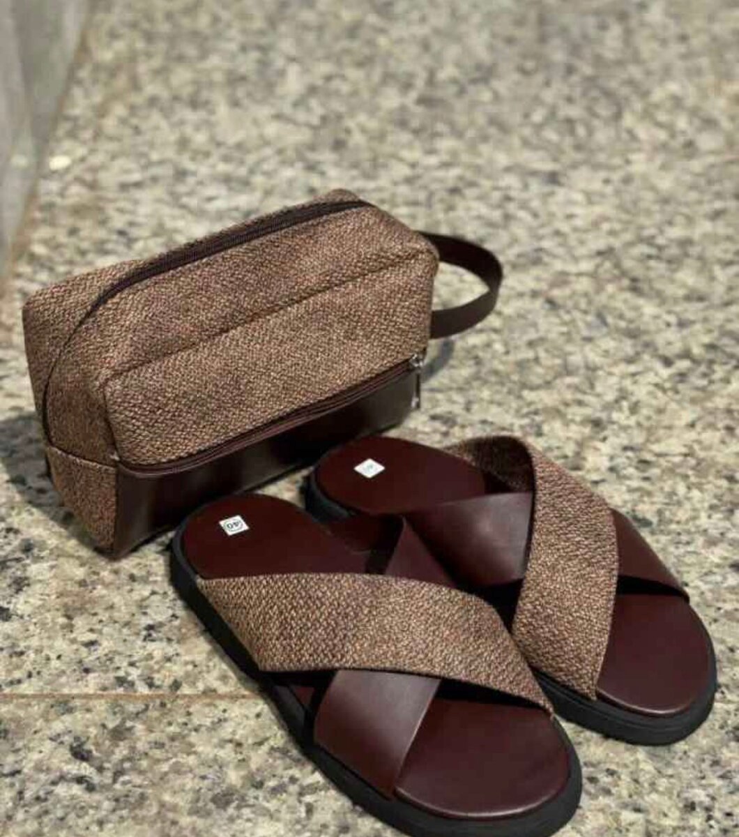 Sandales plates en cuir avec pochette