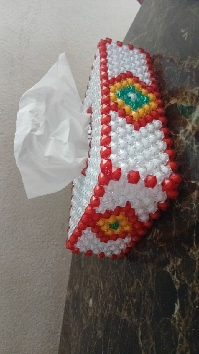 Boîte à mouchoirs perlée artisanale