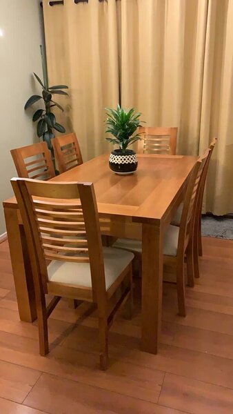 Table à manger en bois avec chaises