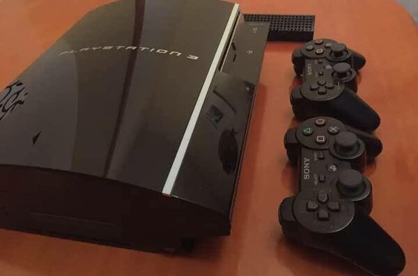 Console PS3 avec manettes Sony